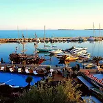 Delfin Port Apartments - Prime Location & Parking & Pet Friendly *