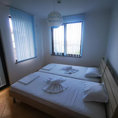 Apartment Delfin Port - Prime Location & Parking & Pet Friendly Sveti Vlas